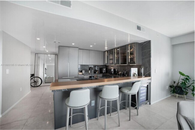 1900 N Bayshore Dr in Miami, FL - Building Photo - Building Photo