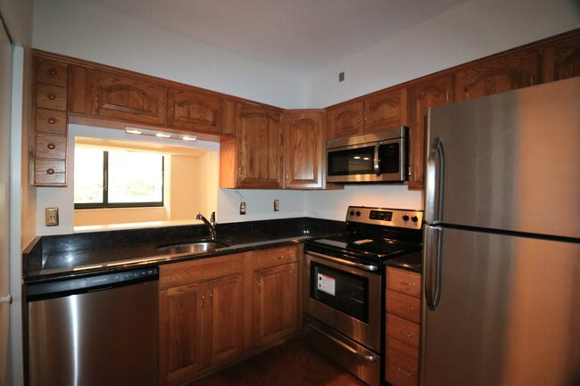 1805 Crystal Dr in Arlington, VA - Building Photo - Building Photo
