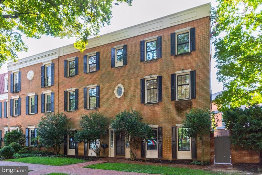 3921 Watson Pl NW in Washington, DC - Building Photo