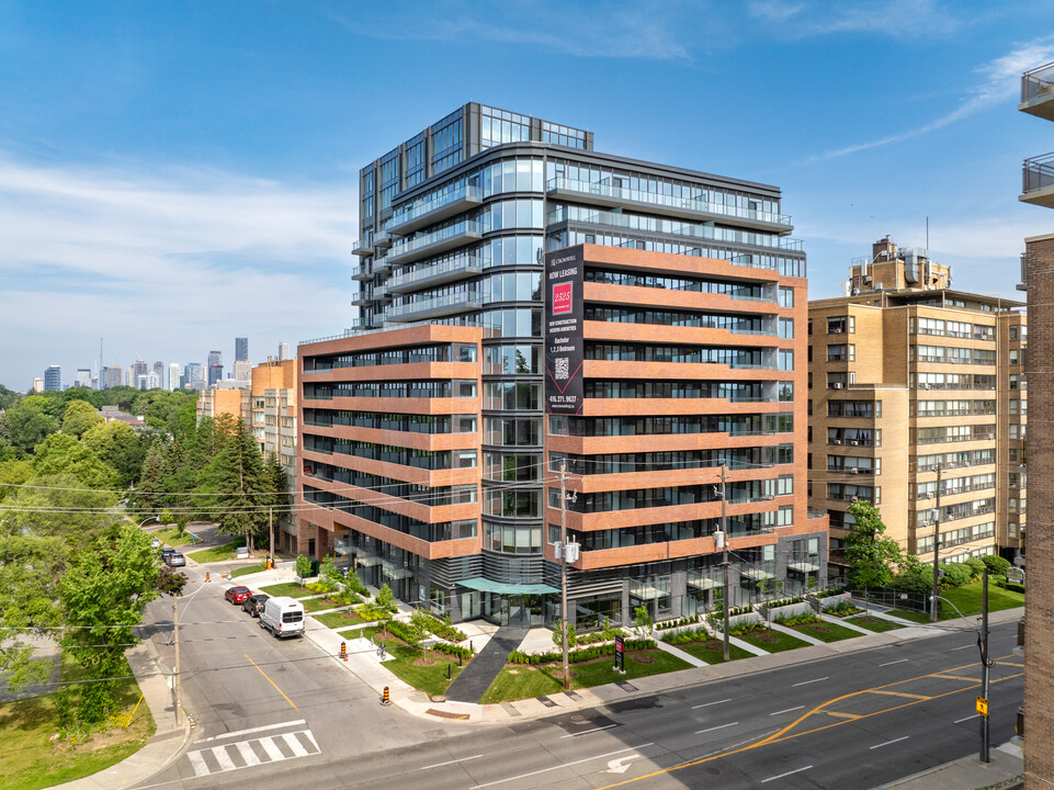 2525 Bathurst St in Toronto, ON - Building Photo