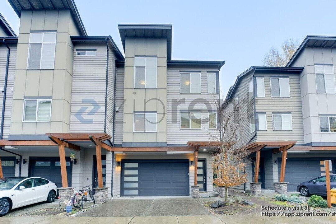 19225 Damson Rd in Lynnwood, WA - Building Photo
