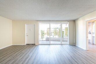 Tournament Patio Apartments in Torrance, CA - Building Photo - Interior Photo