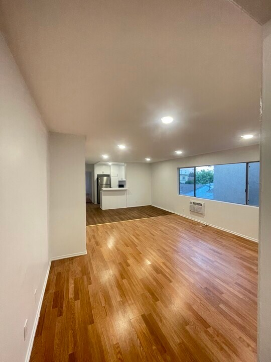 5564 Homeside Ave, Unit 3 in Los Angeles, CA - Building Photo