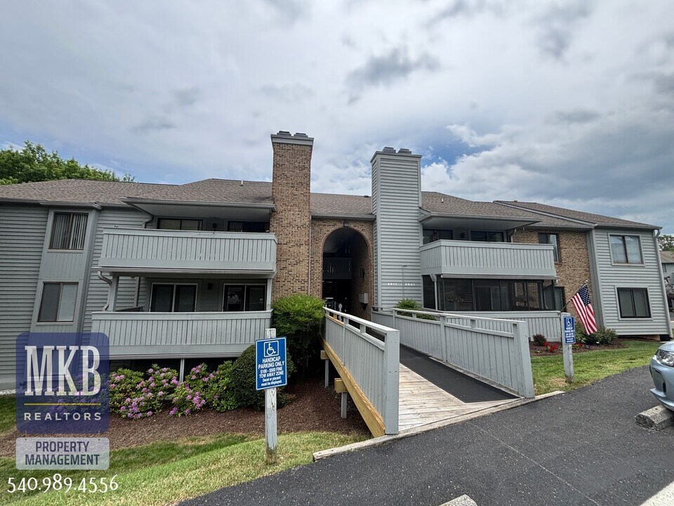2527 Gatehouse Ln in Salem, VA - Building Photo