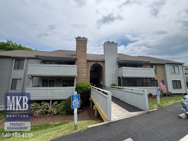 property at 2527 Gatehouse Ln