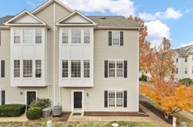 2552 Sandbourne Ln in Herndon, VA - Building Photo - Building Photo