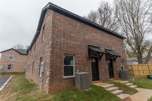1370 N Porter Rd in Fayetteville, AR - Building Photo