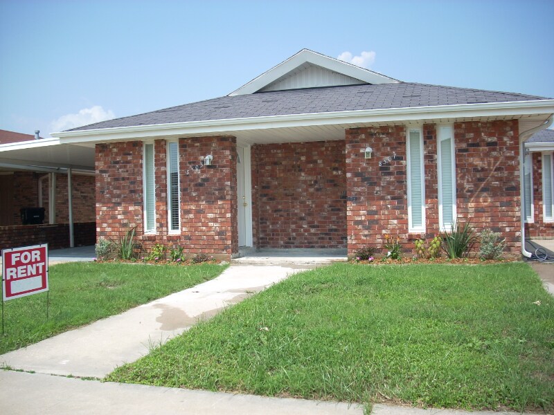 8506 Valor Dr in Chalmette, LA - Building Photo