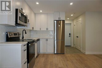588 Barton St E in Hamilton, ON - Building Photo - Building Photo