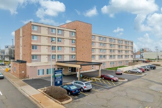 Longwood Garden Apartments in Rockford, IL - Building Photo - Building Photo
