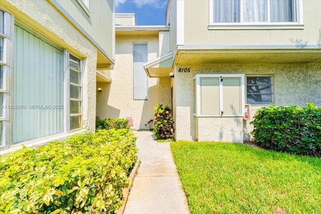 8105 Lagos De Campo Blvd in Tamarac, FL - Building Photo - Building Photo