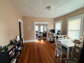 42 Gibbens St, Unit 2 in Somerville, MA - Foto de edificio - Building Photo