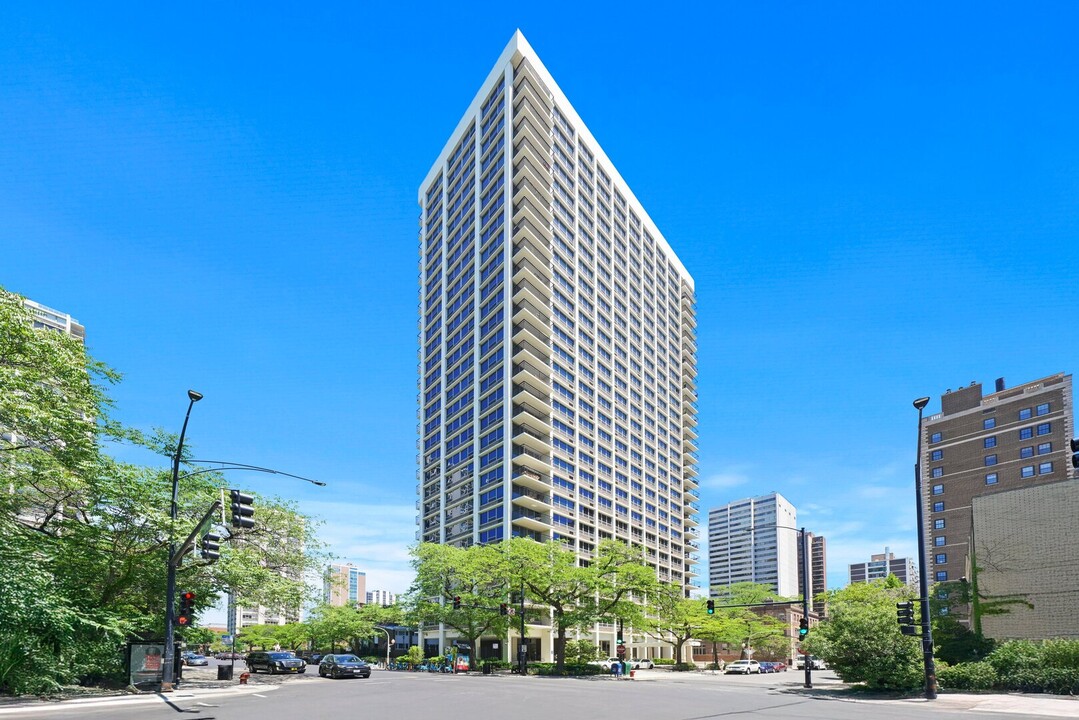 88 W Schiller St in Chicago, IL - Building Photo