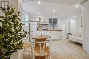 13 Southam Ln in Hamilton, ON - Building Photo