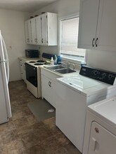 715 Tabor Rd in East Flat Rock, NC - Foto de edificio - Building Photo