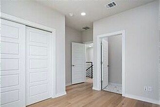 96 Lewis St in San Antonio, TX - Building Photo - Building Photo