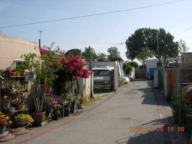 5825 Florence Ave in Bell Gardens, CA - Building Photo - Building Photo