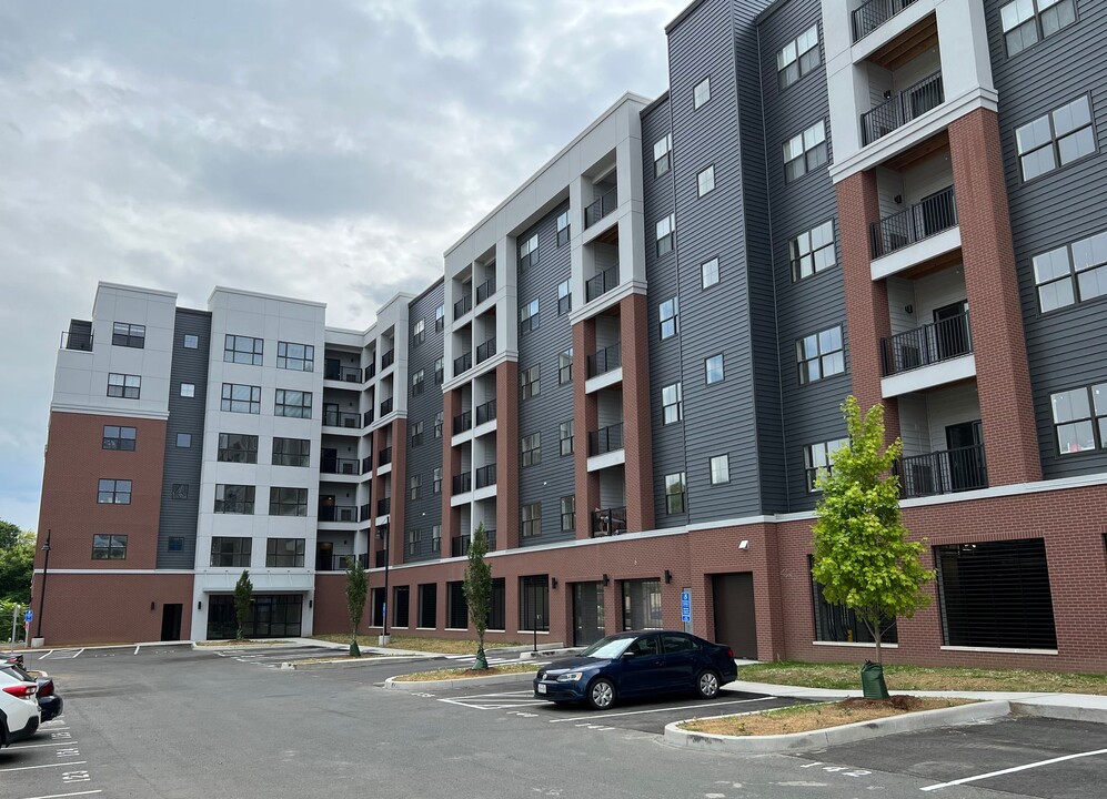 Brookview Commons West in Danbury, CT - Building Photo