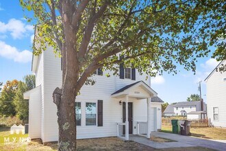 10325 Cannarti Dr in Charlotte, NC - Foto de edificio - Building Photo