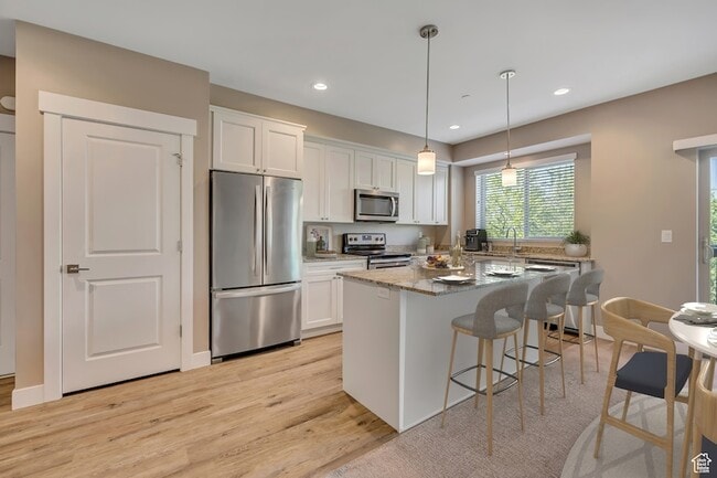 1225 Wolf Hollow Ln, Unit 310 in Salt Lake City, UT - Building Photo - Building Photo