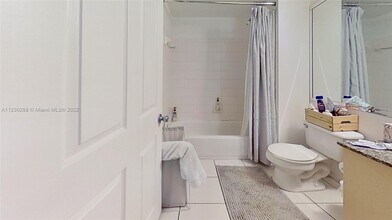2451 Centergate Dr, Unit 304 in Miramar, FL - Building Photo - Building Photo