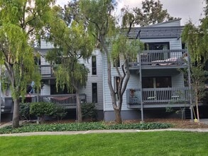 62 Laurie Meadows Dr, Unit 1 in San Mateo, CA - Building Photo - Building Photo