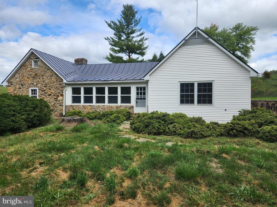 2000 Rectortown Rd in Upperville, VA - Building Photo