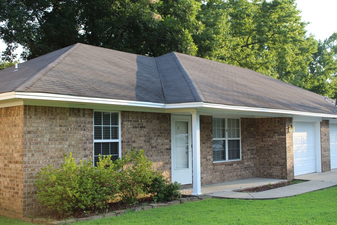 240 E Holly St in Russellville, AR - Building Photo