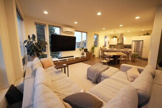 2064 SW Charlestown St in Seattle, WA - Foto de edificio - Building Photo