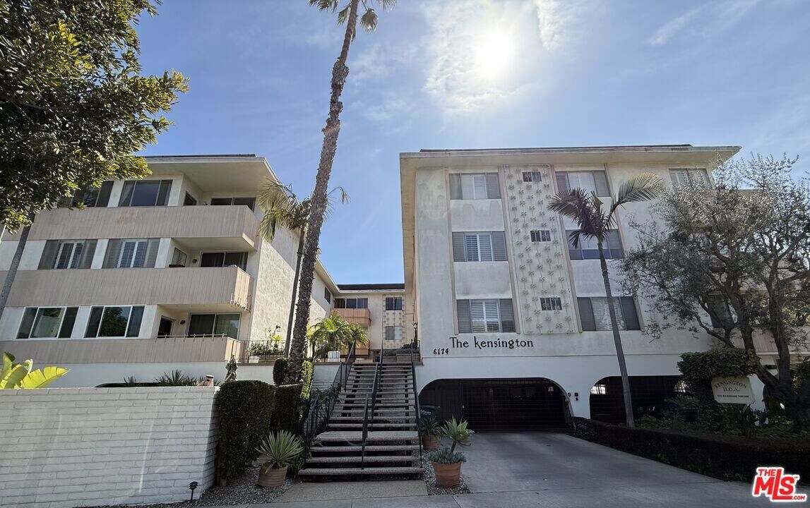 6174 Buckingham Pkwy in Culver City, CA - Building Photo
