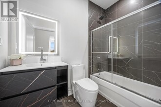 2950 Elgin Mills Rd E in Markham, ON - Building Photo - Building Photo