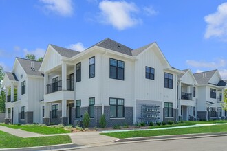 Seasons at Franklin in Franklin, WI - Foto de edificio - Building Photo