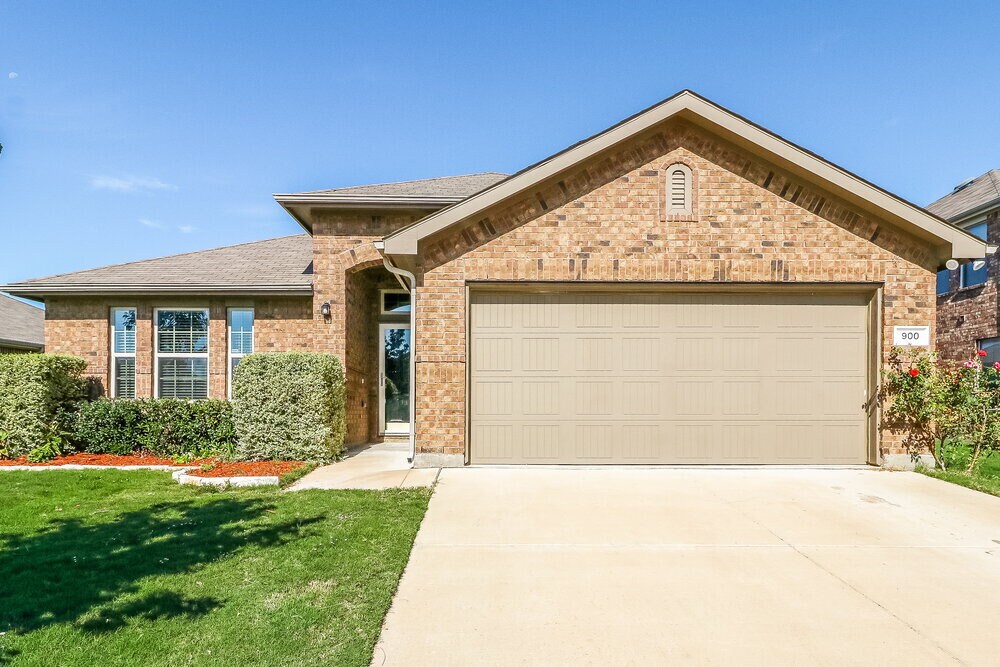 900 W Bend Blvd in Burleson, TX - Foto de edificio