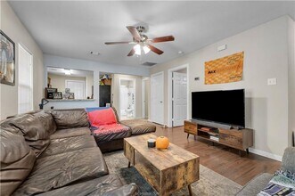 LOCATION!! LOCATION!! Walking Distance to  in College Station, TX - Building Photo - Building Photo