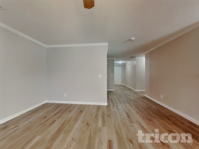 6231 Creekbrooke Ct in Browns Summit, NC - Foto de edificio - Building Photo