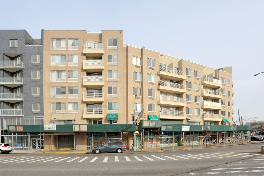 8115 Queens Blvd in Flushing, NY - Building Photo