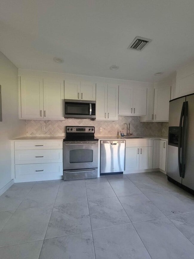 5921 NE 18th Ave, Unit 3 in Fort Lauderdale, FL - Foto de edificio - Building Photo