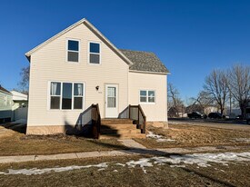 200 Roosevelt Ave in Underwood, ND - Building Photo