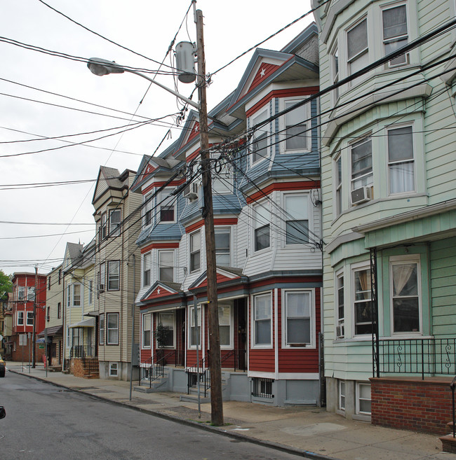 302-304 Elm St in Newark, NJ - Foto de edificio - Building Photo