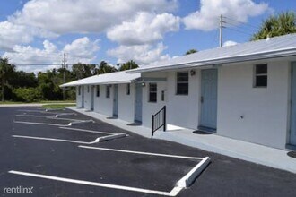 2135 NE Dixie Hwy in Jensen Beach, FL - Foto de edificio - Building Photo