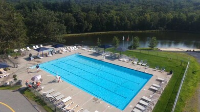 5905 Decker Rd in Bushkill, PA - Foto de edificio - Building Photo