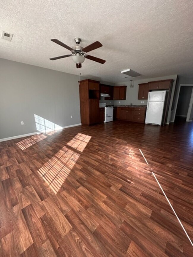106 Nancy Ln in Russellville, KY - Foto de edificio - Building Photo