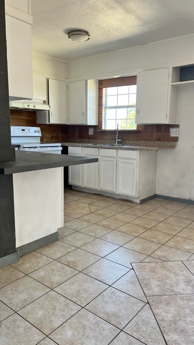 1716 E Dartmouth St in Lubbock, TX - Building Photo - Building Photo