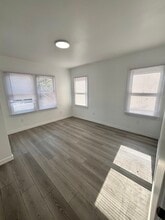 1956 1/2 Park Grove Ave in Los Angeles, CA - Foto de edificio - Building Photo