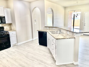7011 10th St in Lubbock, TX - Building Photo - Building Photo