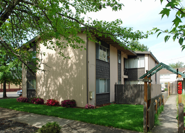 A & B Apartments in Corvallis, OR - Building Photo - Building Photo