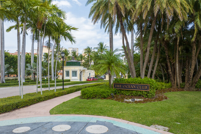 Club Tower II in Key Biscayne, FL - Foto de edificio - Building Photo