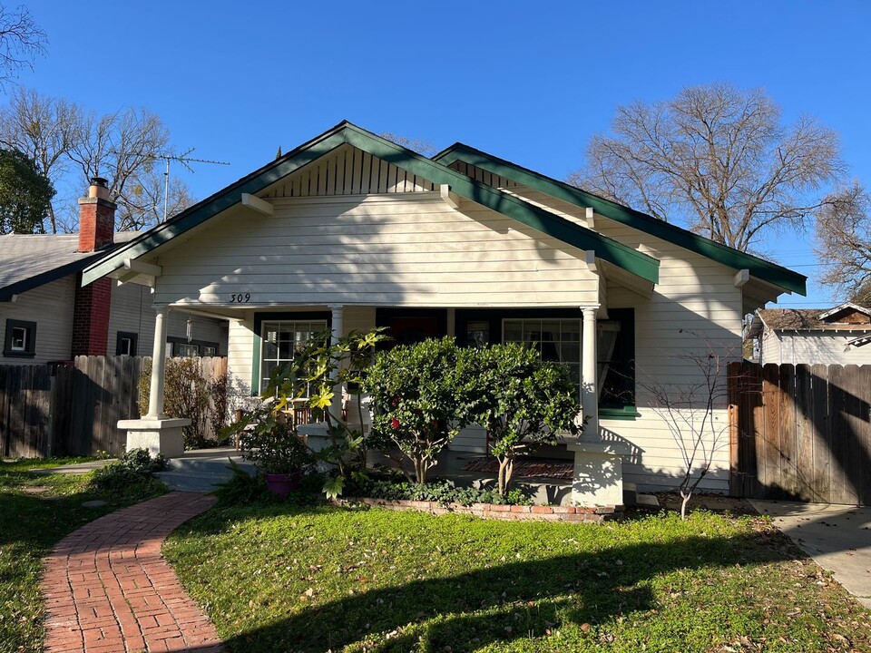 309 Hackberry Ave in Modesto, CA - Building Photo