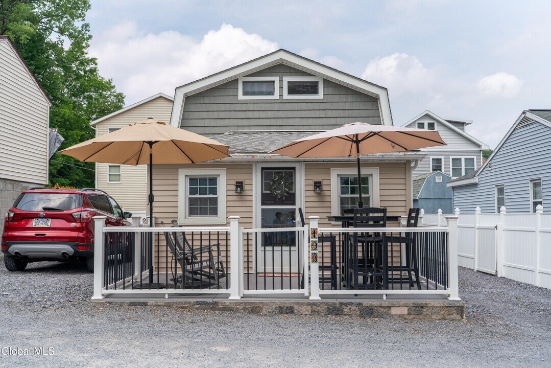 103 4th St in Saratoga Springs, NY - Building Photo