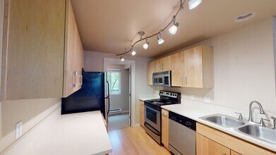 718 Kirkland Cir in Kirkland, WA - Foto de edificio - Building Photo